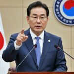 민생회복지원금 지급 발표를 하는 공무원