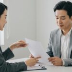 채무조정 제조 상담을 하는 남녀